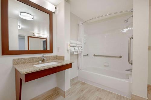 Comfort Suites Downtown Image