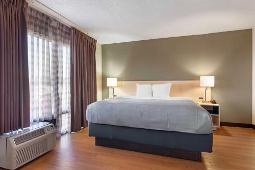 Una cama o camas en una habitación de Quality Inn Valley - West Point