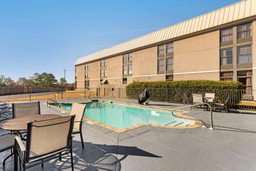 La alberca dentro o cerca de Quality Inn Valley - West Point