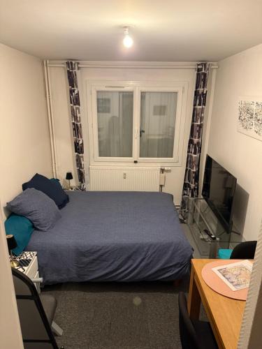 TV a/nebo společenská místnost v ubytování Chambre privée avec Clé