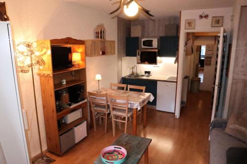 une cuisine et une salle à manger avec une table et des chaises dans l'établissement Résidence Orrianes Des Cimes - Orrianes des cimes - Studio 4 personnes MAE-8781, aux Orres