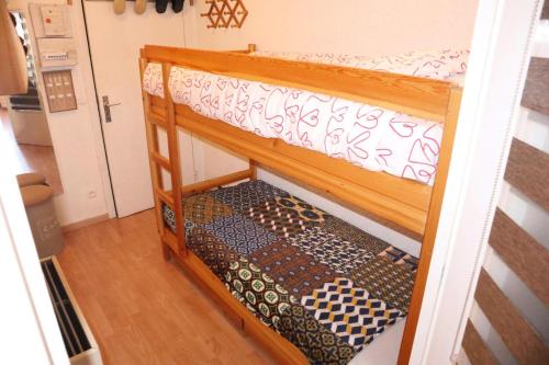 - un lit superposé avec un matelas sur la couchette inférieure dans l'établissement Résidence Orrianes Des Cimes - Orrianes des cimes - Studio 4 personnes MAE-8781, aux Orres