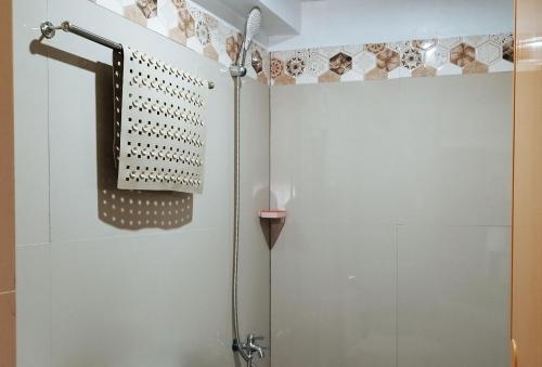 e bagno con servizi igienici e cabina doccia. di RedDoorz at FJ Hotel Tubungan Iloilo a Tubungan