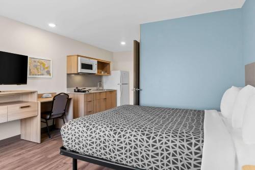 Dapur atau dapur kecil di WoodSpring Suites Centennial - Denver Tech Center
