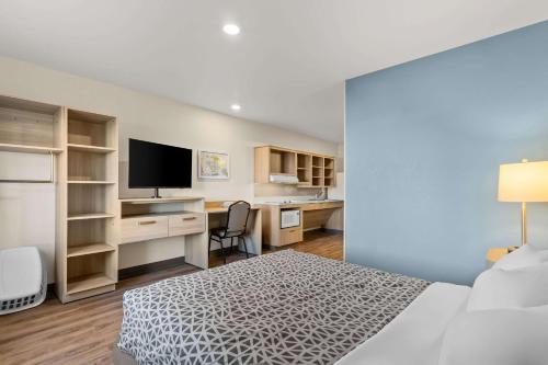Katil atau katil-katil dalam bilik di WoodSpring Suites Centennial - Denver Tech Center