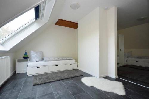 a white room with a bench and a window at Ferienhaus-Ankerplatz in Norden