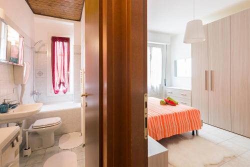 y baño con cama, lavabo y aseo. en Rogoredo Apartments, en Milán