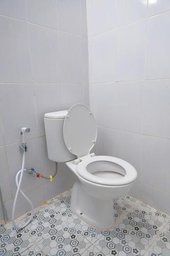 DemanganにあるOmah Yogya Exclusiveの部屋にある白いトイレ付きのバスルーム