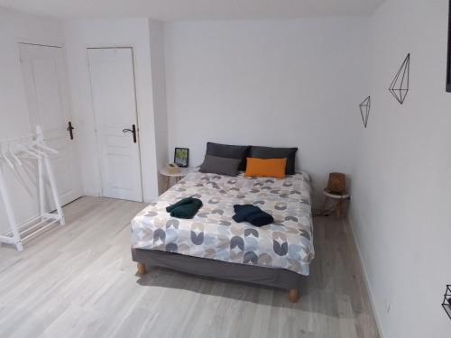 une chambre avec un lit dans une pièce blanche dans l'établissement Special 24H du MANS, à Mayet