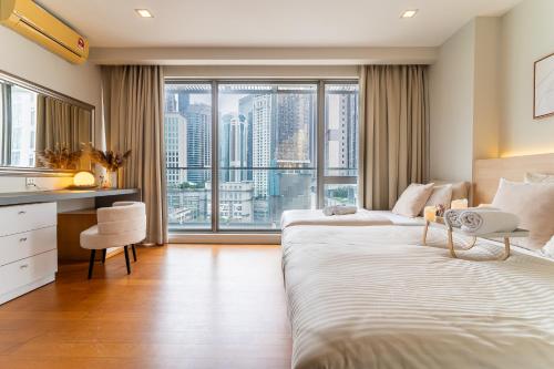 Ruang duduk di Bintang Fairlane Residences near Pavilion by GL Staycation