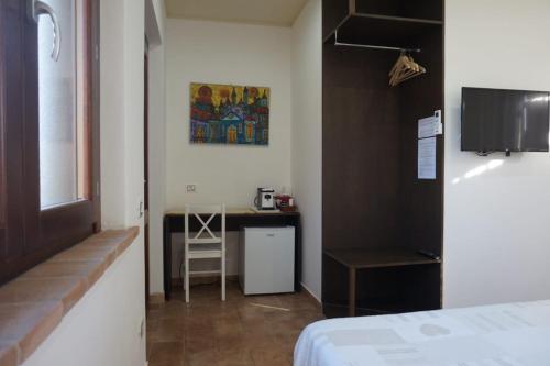 a room with a bed and a table and a desk at Agriturismo Consalvi Valentina in Marsciano