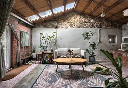 a living room with a couch and a table at Beacon Yard Jiufen 九份拾光書院 in Jiufen