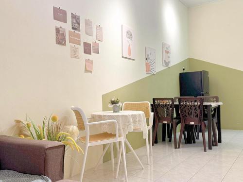 a dining room with a table and chairs at Taiping Homestay Near Lakegarden in Taiping