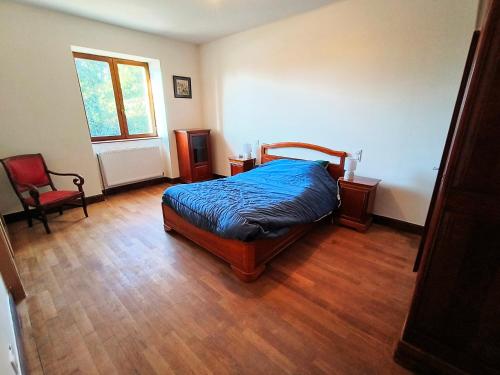 une chambre avec un lit et deux chaises et une fenêtre dans l'établissement Gîte des Arches, à Aubenas