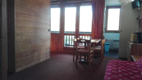 Appartement 5 personnes 31 m2 une chambre à Montchavin, proche pistes, commerces, balcon avec vue montagne