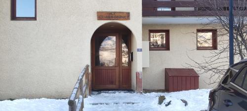 Appartement 5 personnes une chambre proche pistes balcon vue montagne Draps et serviettes non fournis Ménage à réaliser par le locataire