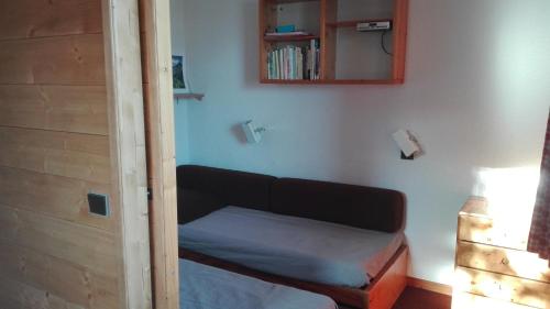 Appartement 5 personnes une chambre proche pistes balcon vue montagne Draps et serviettes non fournis Ménage à réaliser par le locataire