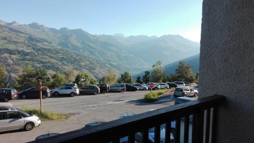 Appartement 5 personnes une chambre proche pistes balcon vue montagne Draps et serviettes non fournis Ménage à réaliser par le locataire