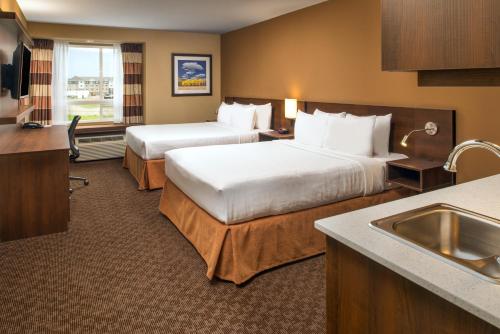 Postel nebo postele na pokoji v ubytování Microtel Inn & Suites by Wyndham Red Deer