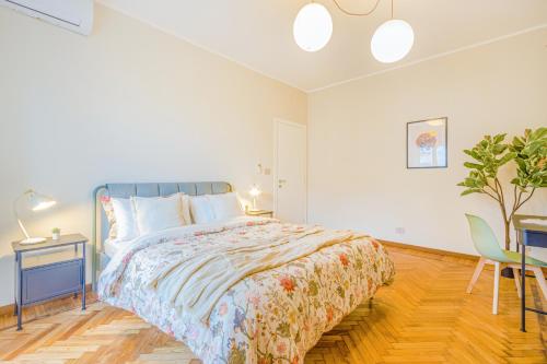 a bedroom with a bed and a table and a chair at Appartamenti Vista Mole, Centro a 15 min - Luxury Suites & fast WiFi in Turin