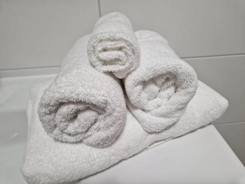 a white towel sitting on top of a bathroom at Ruhiges und großzügiges Appartement in Sankt Valentin