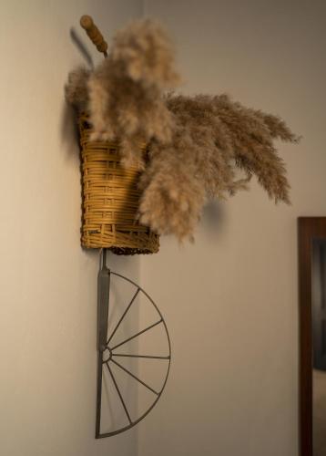 a wicker basket on a wall with a umbrella at Bed and Breakfast Station in Brindisi