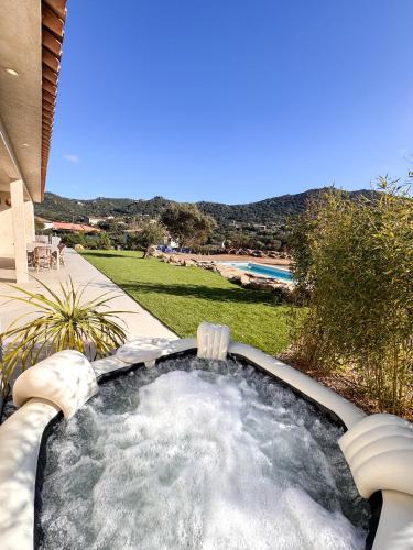 - un bain à remous dans l'arrière-cour d'une maison dans l'établissement Casa Cagna Piscine et jacuzzi, à Figari