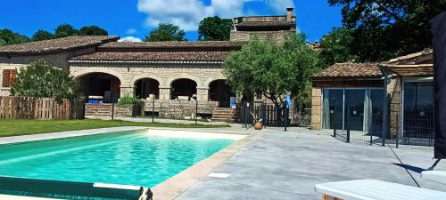 une piscine devant une maison dans l'établissement Gîte des Arches, à Aubenas