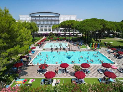 Bazén v ubytování Il Tridente Camping Village nebo v jeho okolí