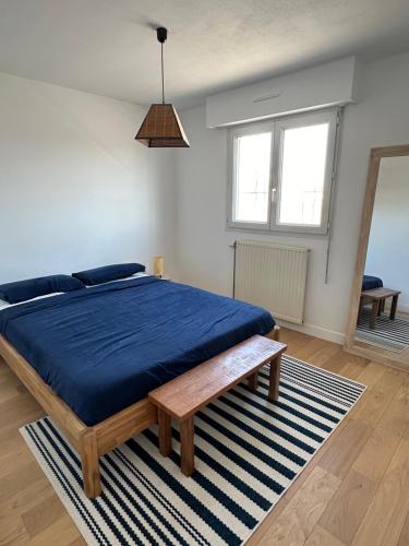 une chambre avec un grand lit avec une couverture bleue dans l'établissement Stunning rooftop, near Cours Julien, à Marseille