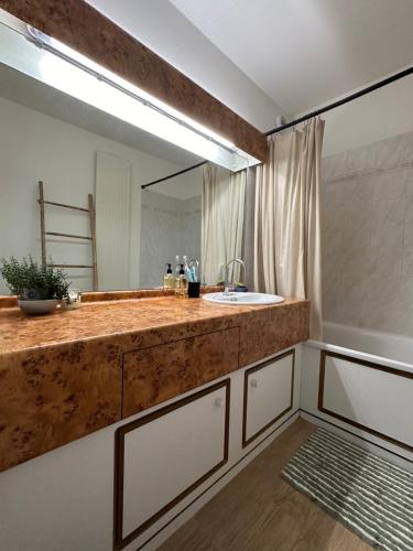 une salle de bain avec un lavabo et un miroir dans l'établissement Stunning rooftop, near Cours Julien, à Marseille