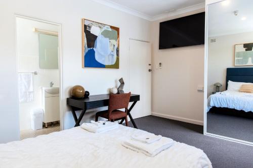 Postel nebo postele na pokoji v ubytování Figtree Hotel Wollongong