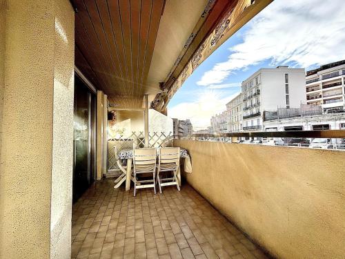 un balcon avec une table et des chaises dessus dans l'établissement Cannes 1 Bedroom Apartment - CC1, à Cannes
