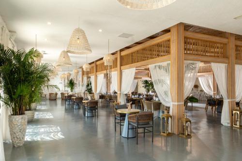 Restaurace v ubytování Ramlah Resort Sealine Beach
