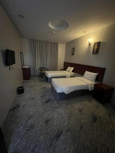 TV a/nebo společenská místnost v ubytování Kol Alayam Hotel
