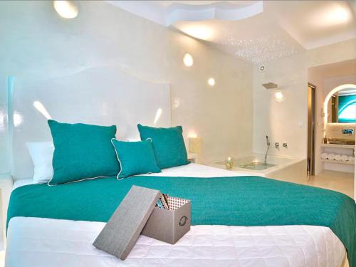 Ένα ή περισσότερα κρεβάτια σε δωμάτιο στο Kamari Loft - Santorini Luxury Apartment