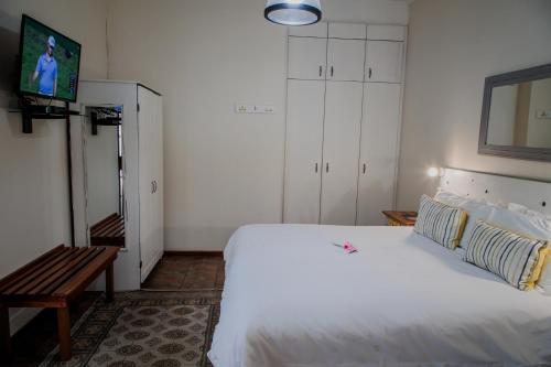 Кровать или кровати в номере Aan de Oever Guesthouse