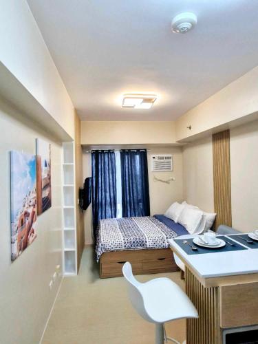 Giường trong phòng chung tại Avida Tower Studio unit by PHI Rentals