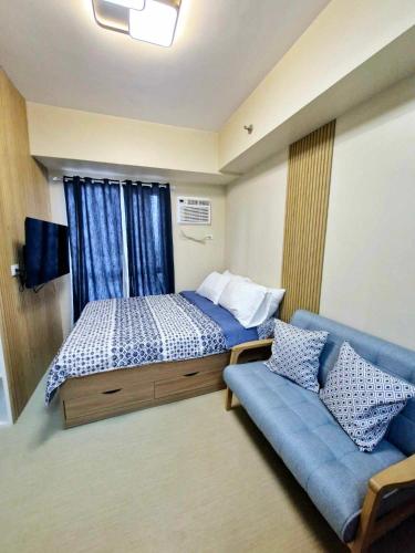 Giường trong phòng chung tại Avida Tower Studio unit by PHI Rentals