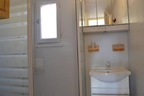 une petite salle de bain avec un lavabo et une douche dans l'établissement SP220-033 Mais 3 pièces mezza 6 couchages SAINT PIERRE LA MER, à Saint Pierre La Mer