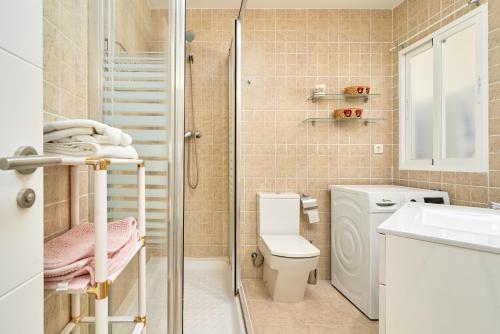 アルムニェーカルにあるApartamento Son De Mar Gondolasのシャワー、トイレ、洗面台を備えたバスルーム