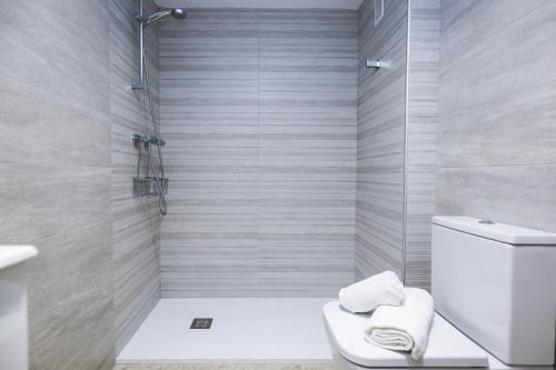 Un baño con inodoro y ducha en PLAYALARGA 2 - Planet Apartment, en Salou
