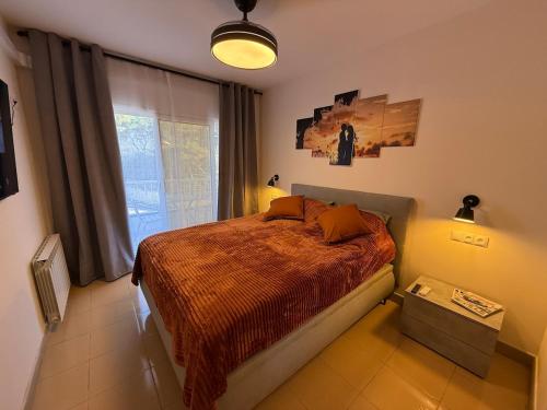 une chambre avec un lit et une fenêtre dans l'établissement Lloret de Mar Coastal Retreat Just Steps from the Beach, à Lloret de Mar