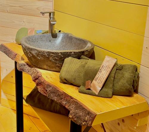 La salle de bains est pourvue d'un lavabo sur une table. dans l'établissement La Clé de L Insolite, à Hudiviller