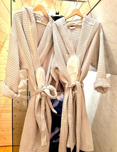 une veste sur un cintre avec une paire de chaussures dans l'établissement La Clé de L Insolite, à Hudiviller