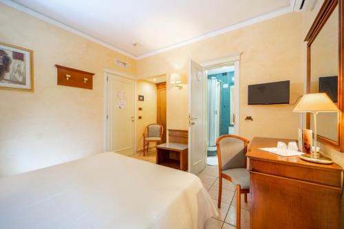 Postel nebo postele na pokoji v ubytování Hotel Santa Lucia