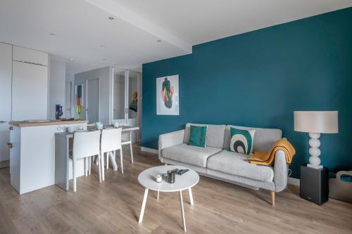 un salon avec un canapé et une table dans l'établissement La Baule, appartement confortable pour 4, à Pornichet