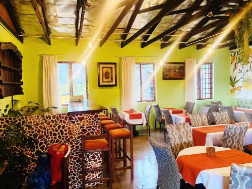 un restaurant avec des tables et des chaises dans une salle dans l'établissement Wushwini Resort, à Durban