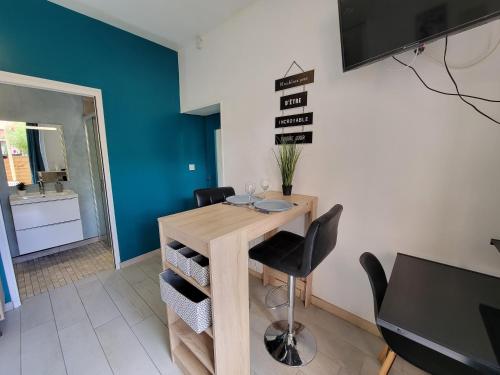 une salle à manger avec une table et des chaises dans l'établissement Appartement tout équipé avec terrasse à 600m du centre thermal, à Lamalou-les-Bains