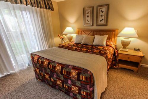 Giường trong phòng chung tại Tanglwood Resort, a VRI resort